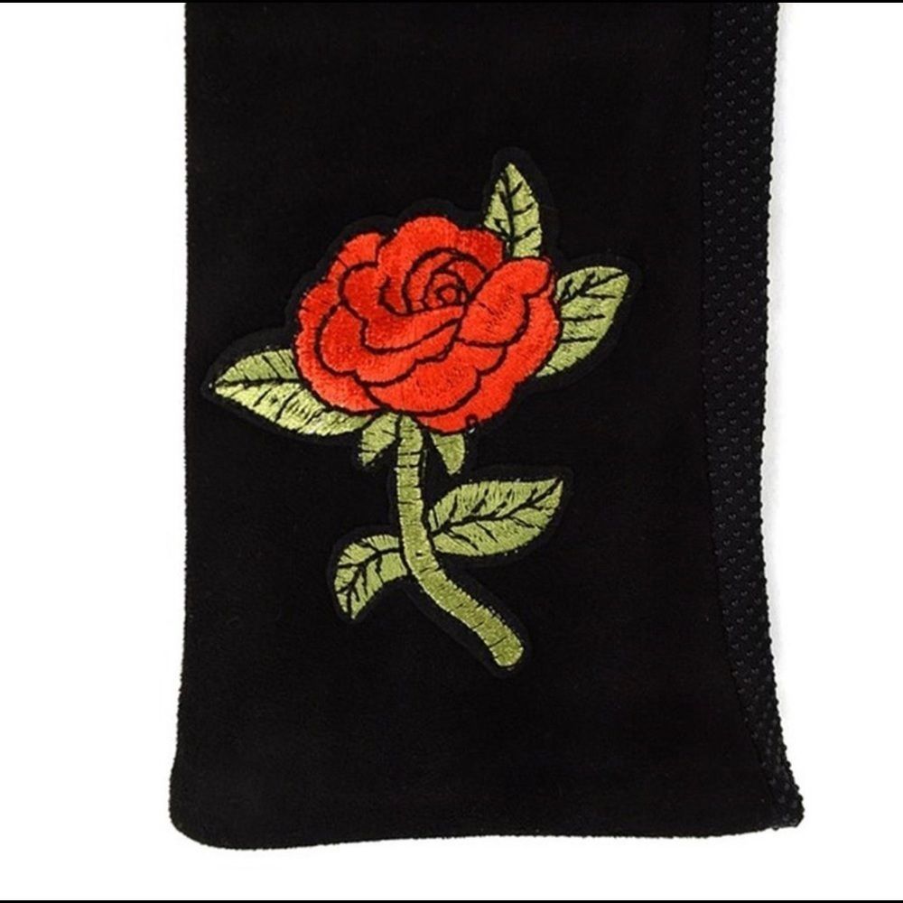Black Gloves with Embroidered Roses - Picture 2 of 3